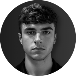 Portrait de Tom, développeur indépendant Tomedia